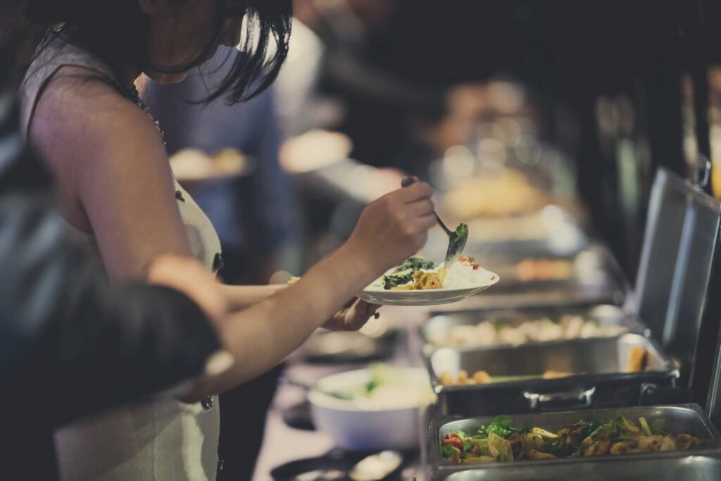 Foodsol-servicio-recogiendo-la-comida-comida-buffet-en-el-restaurante-catering